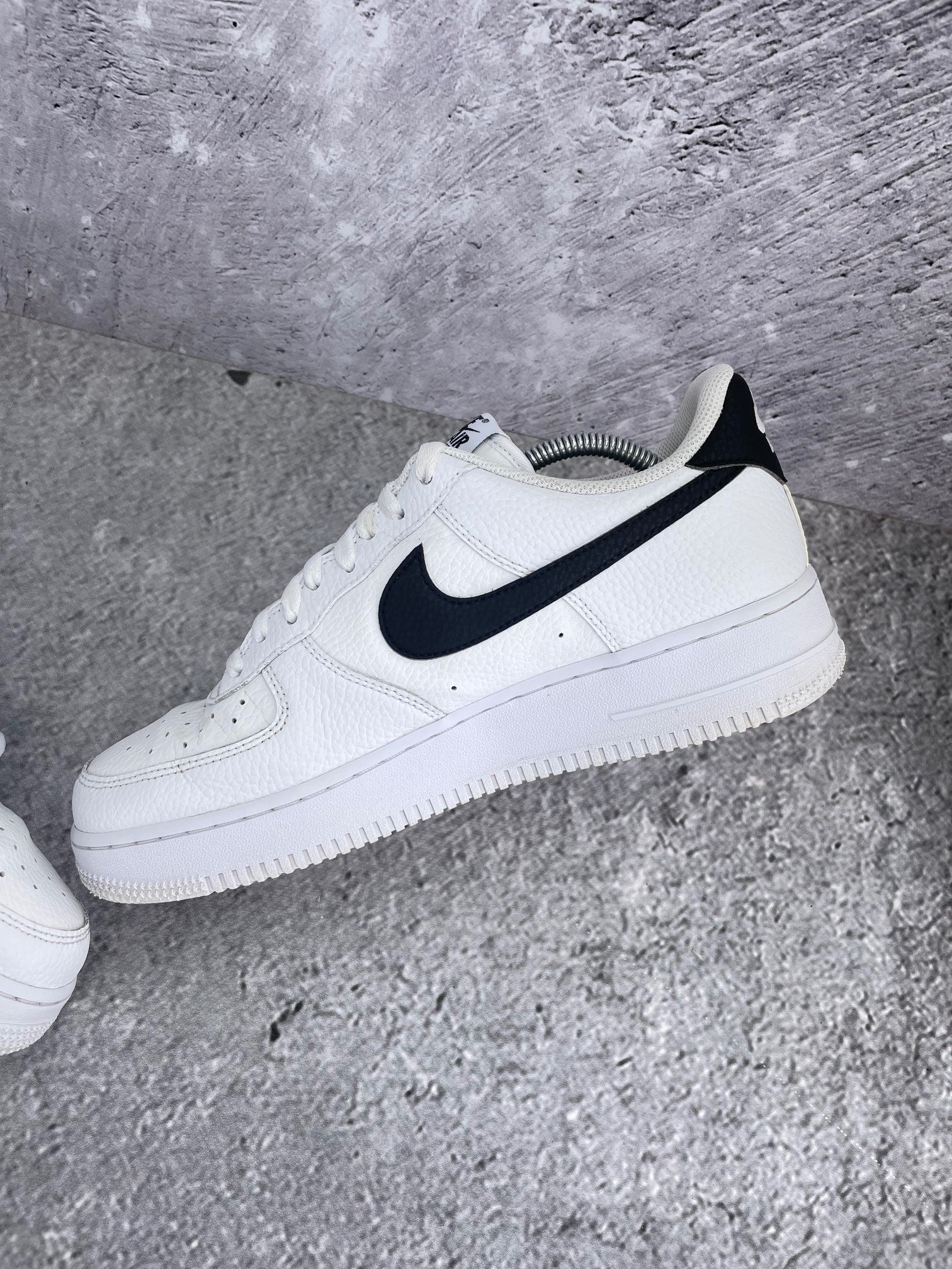 Nike Air Force 1 Low White/Black - buty sportowe, wewnętrzny panel prawego buta