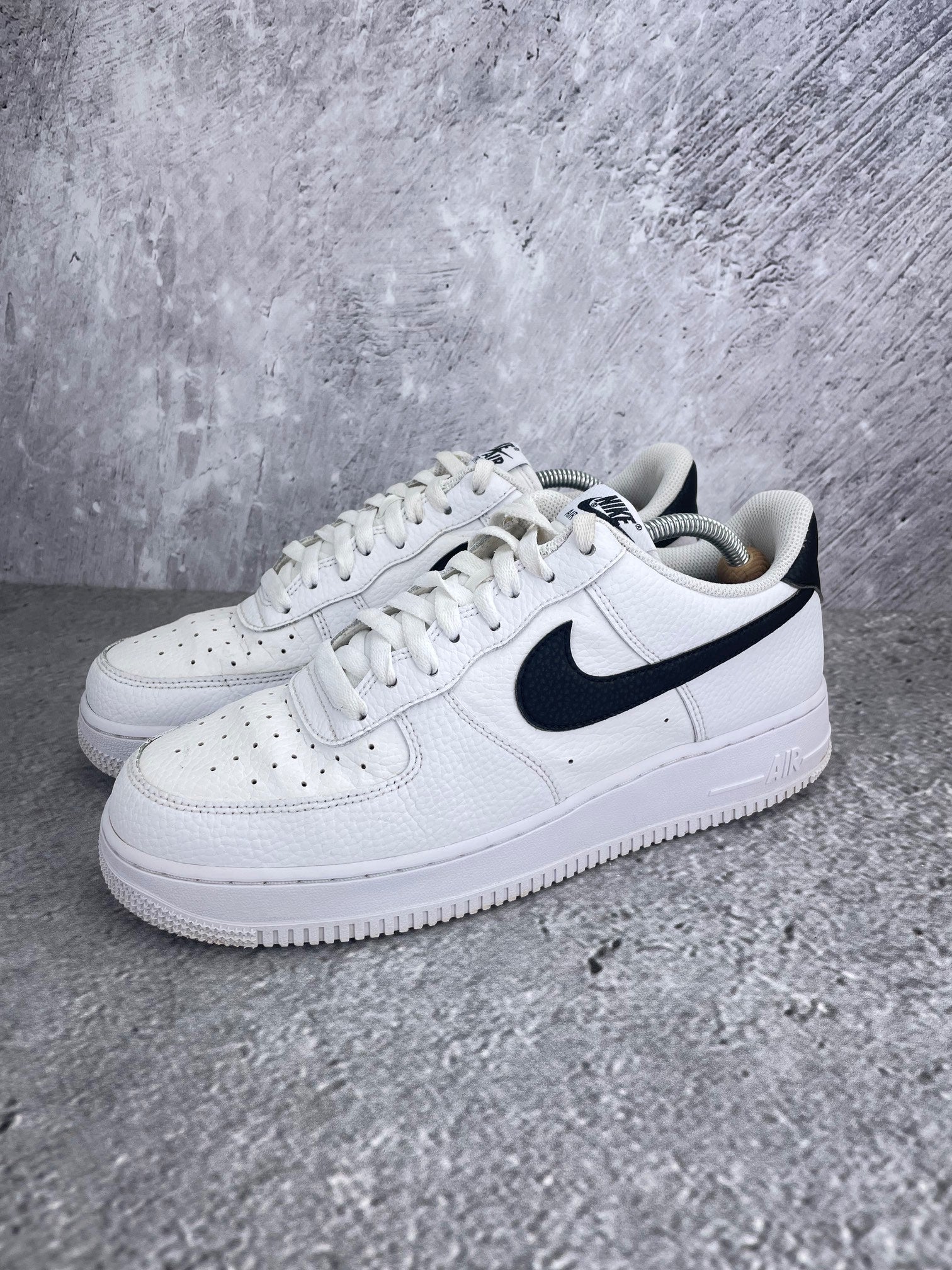 Nike Air Force 1 Low White/Black - buty sportowe, widok z boku na tle studyjnym