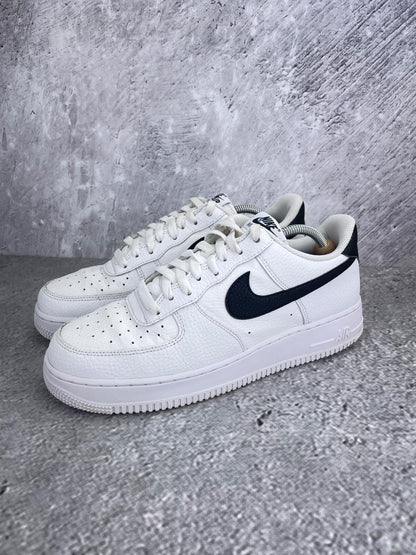 Nike Air Force 1 Low White/Black - buty sportowe, widok z boku na tle studyjnym