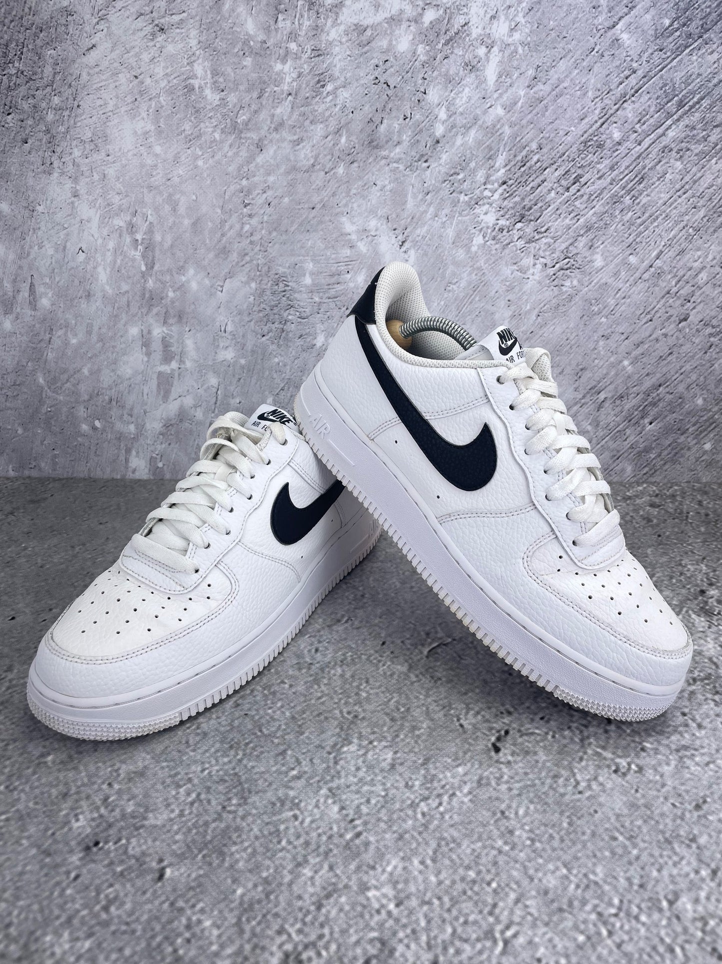 Nike Air Force 1 Low White/Black - buty sportowe, para butów, widok z boku na tle studyjnym