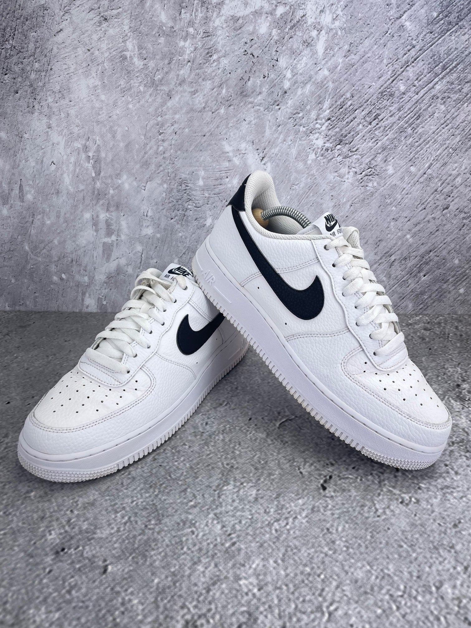 Nike Air Force 1 Low White/Black - buty sportowe, para butów, widok z boku na tle studyjnym