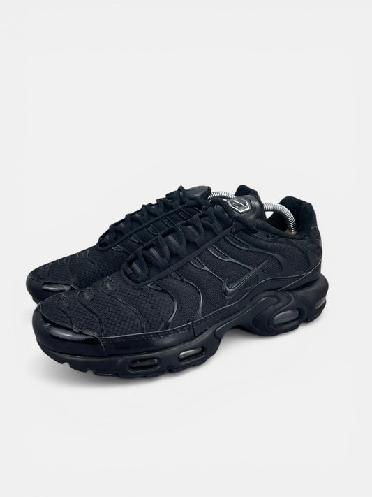 Nike Air Max Plus Triple Black - buty sportowe, widok z boku