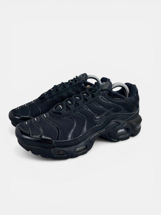 Nike Air Max Plus (TN) Triple Black - buty sportowe, widok z boku