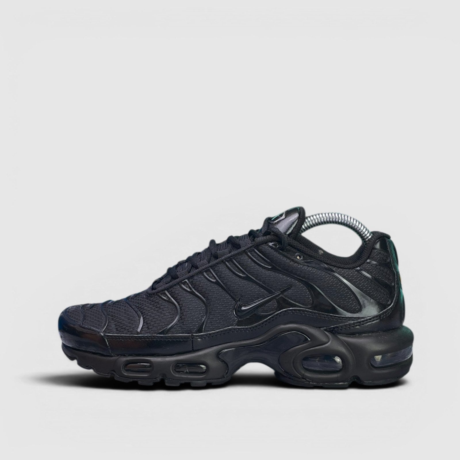 Nike Air Max Plus Triple Black — buty sportowe damskie w bardzo dobrym stanie rozmiar 40, boczny profil, lewa strona