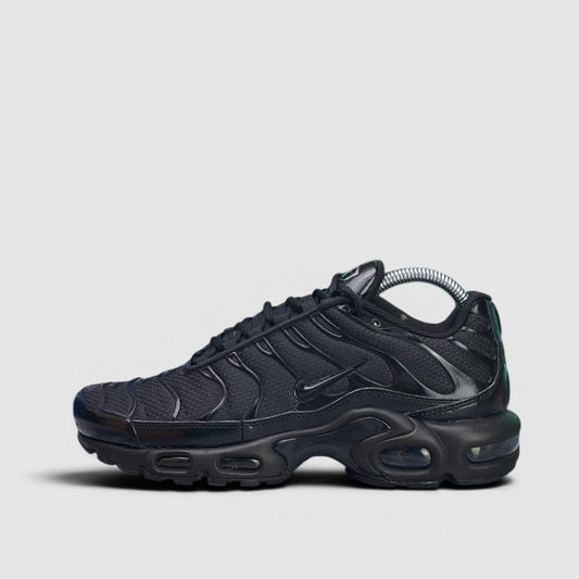 Nike Air Max Plus Triple Black — buty sportowe damskie w bardzo dobrym stanie rozmiar 40, boczny profil, lewa strona