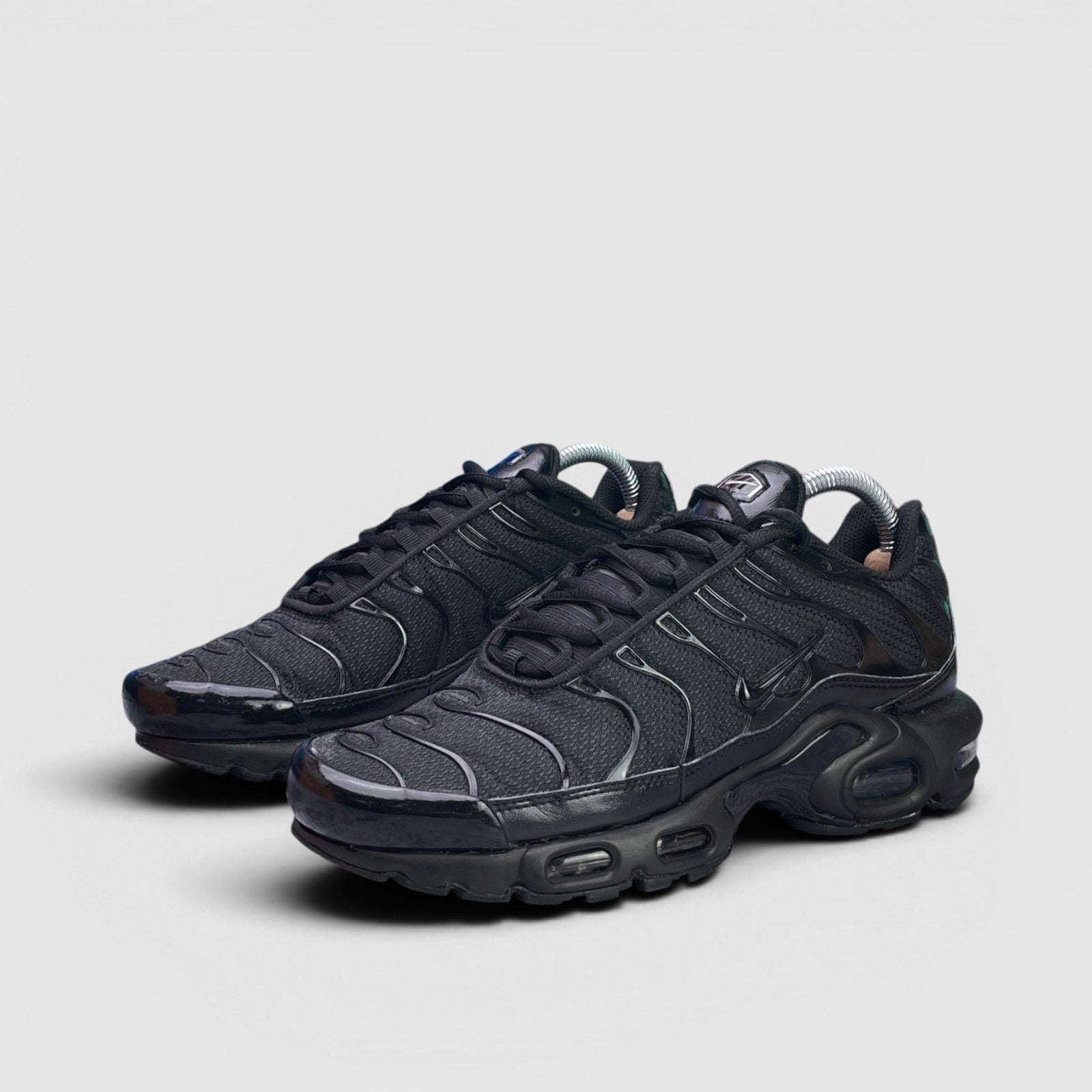 Nike Air Max Plus Triple Black — buty sportowe damskie w bardzo dobrym stanie rozmiar 40, para butów
