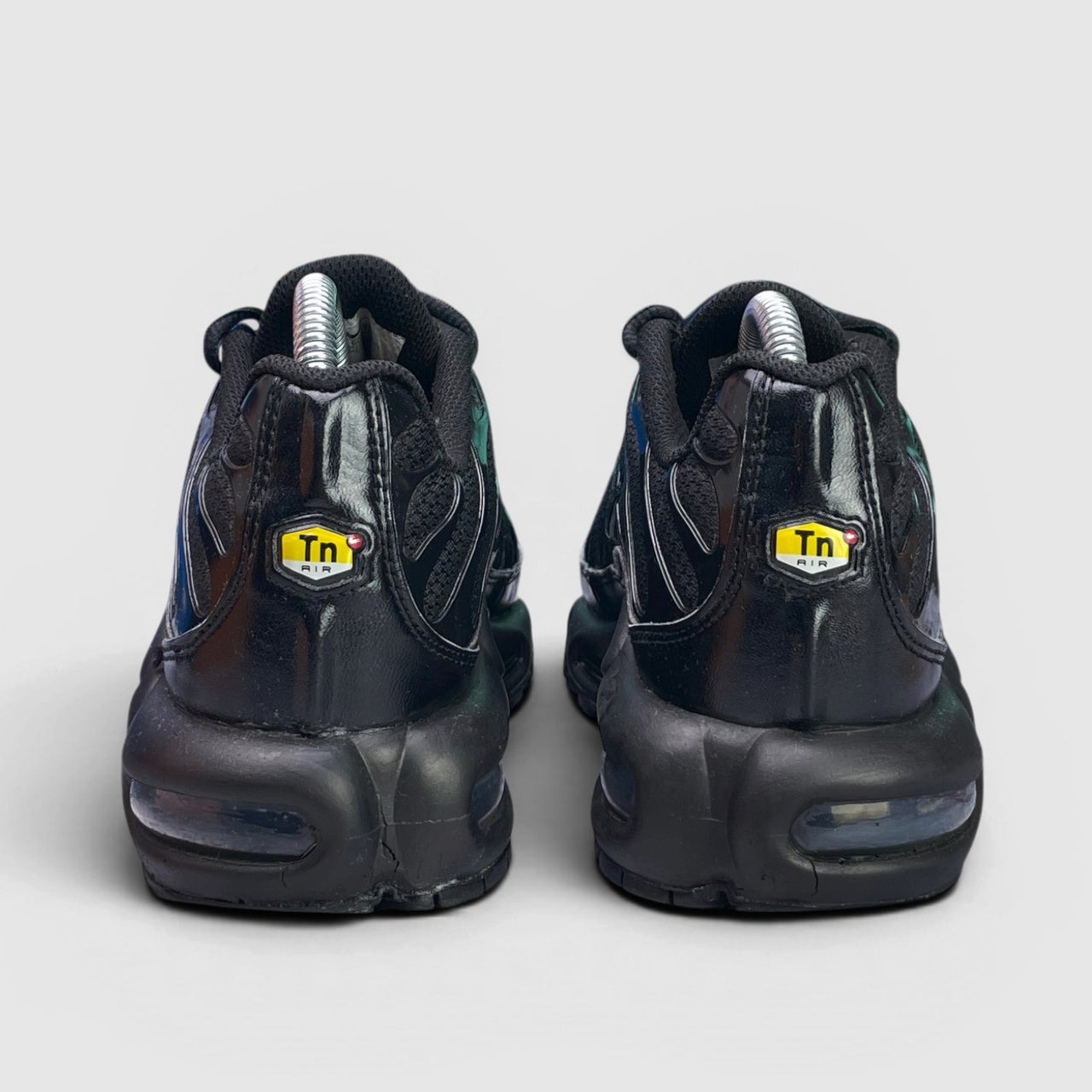 Nike Air Max Plus Triple Black — buty sportowe damskie w bardzo dobrym stanie rozmiar 40, widok z tyłu