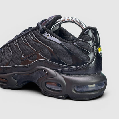 Nike Air Max Plus Triple Black — buty sportowe damskie w bardzo dobrym stanie rozmiar 40, detal