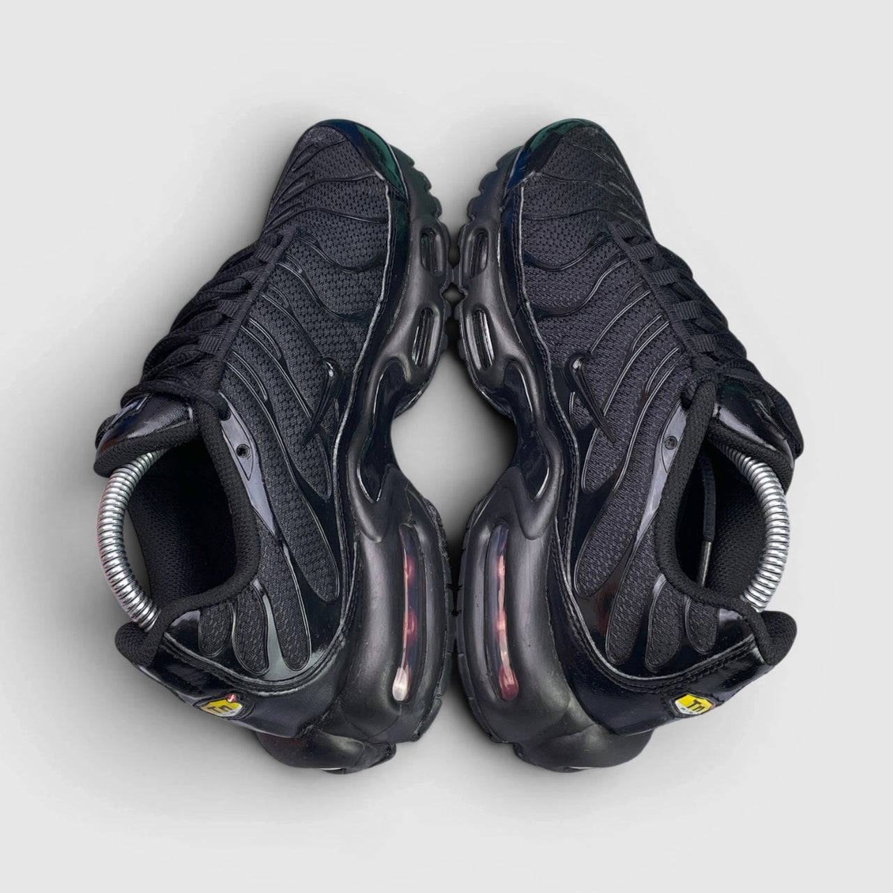 Nike Air Max Plus Triple Black — buty sportowe damskie w bardzo dobrym stanie rozmiar 40, widok z góry