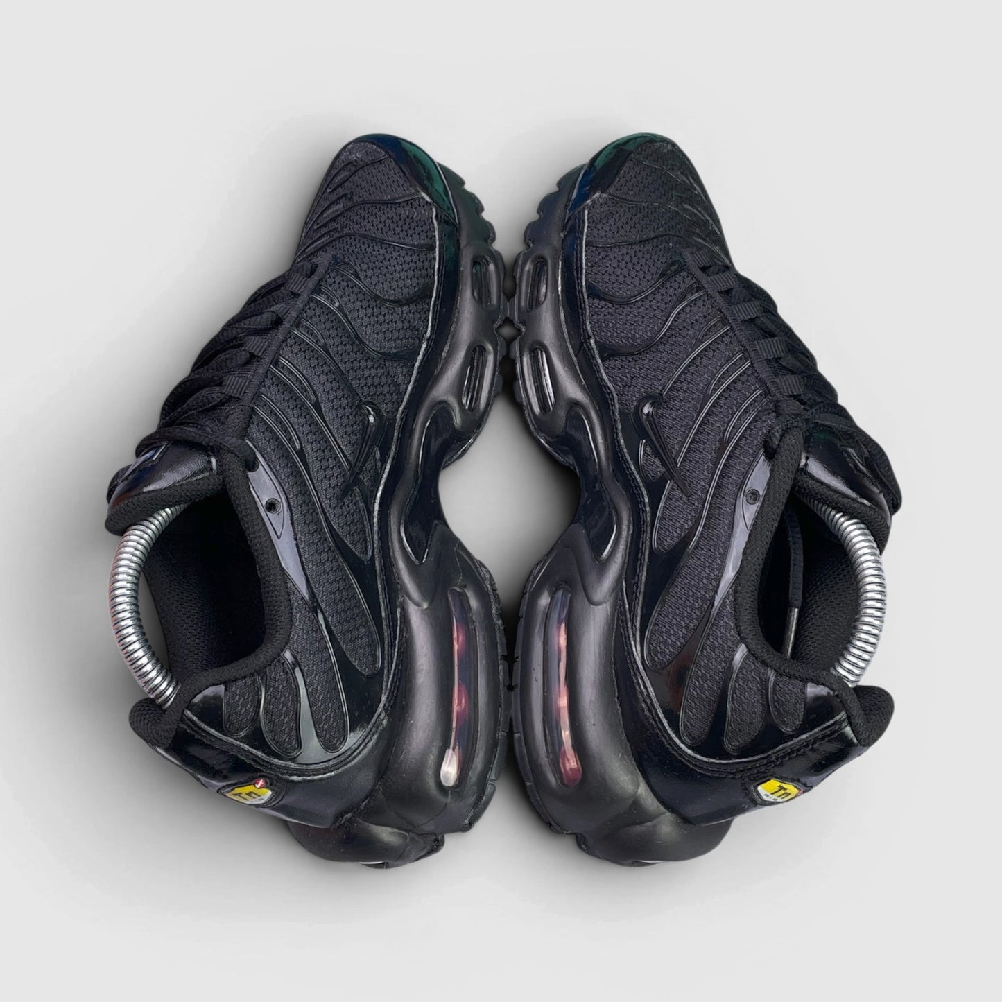Nike Air Max Plus Triple Black — buty sportowe damskie w bardzo dobrym stanie rozmiar 40, widok z góry