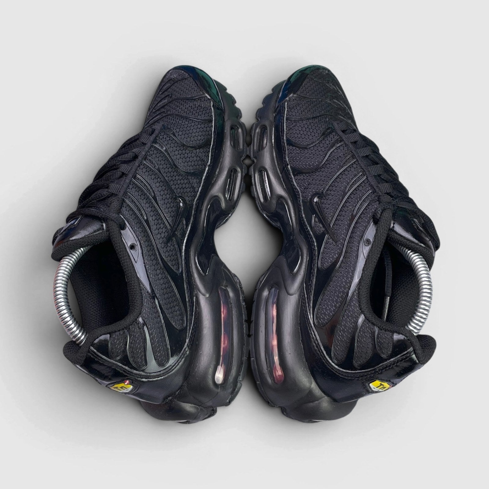 Nike Air Max Plus Triple Black — buty sportowe damskie w bardzo dobrym stanie rozmiar 40, widok z góry