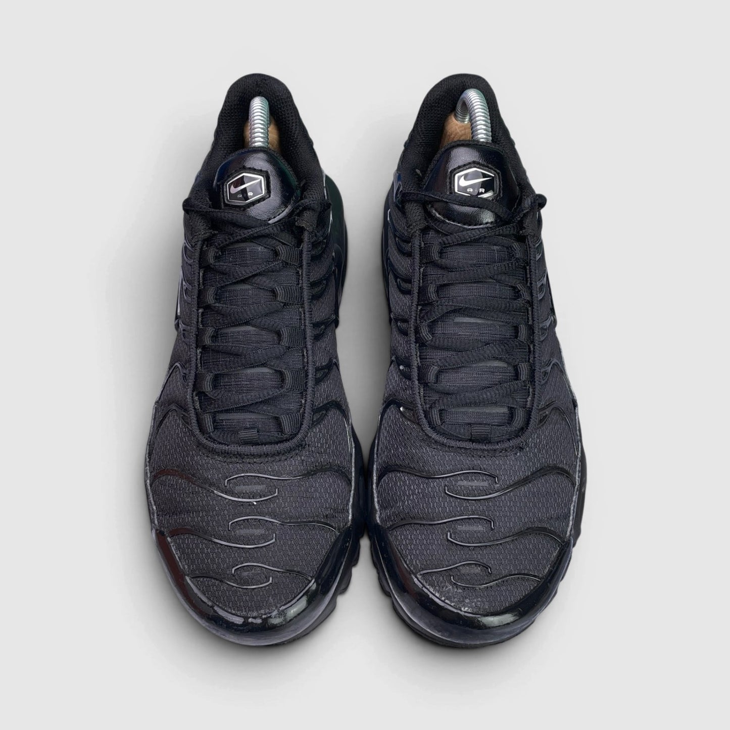 Nike Air Max Plus Triple Black — buty sportowe damskie w bardzo dobrym stanie rozmiar 40, widok z góry