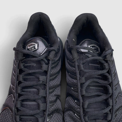 Nike Air Max Plus Triple Black — buty sportowe damskie w bardzo dobrym stanie rozmiar 40, detal