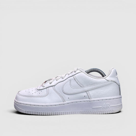Nike Air Force 1 Low Triple White — buty sportowe damskie w bardzo dobrym stanie rozmiar 38, boczny profil, lewa strona