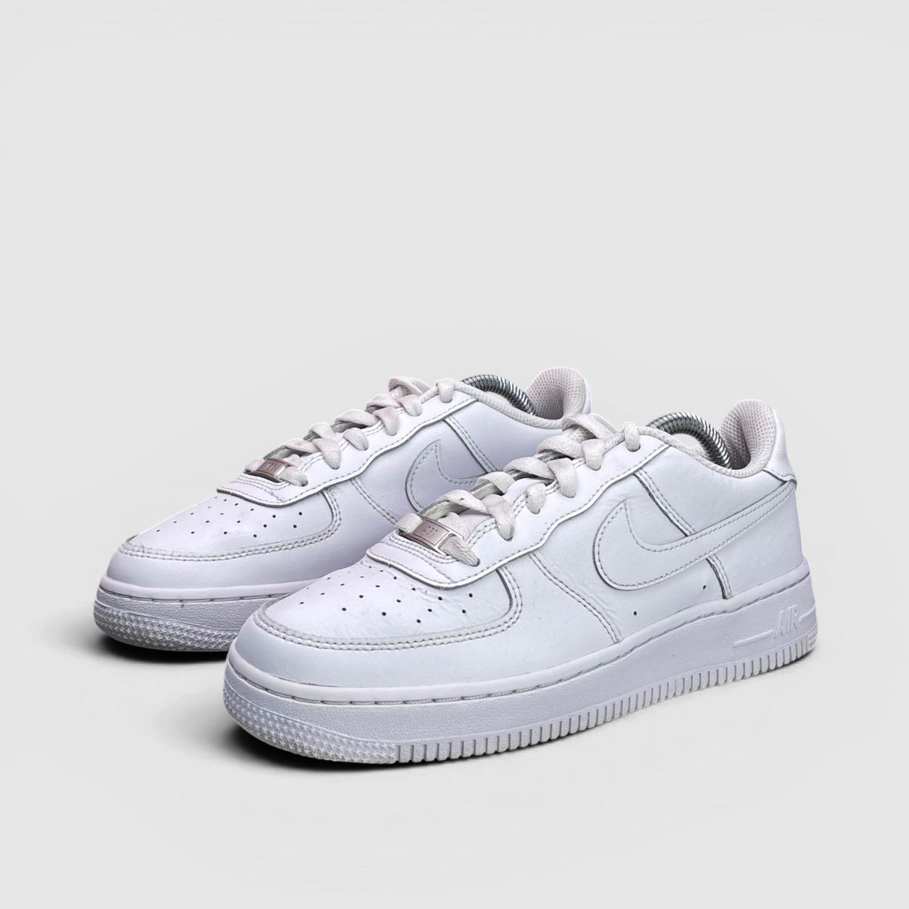 Nike Air Force 1 Low Triple White — buty sportowe damskie w bardzo dobrym stanie rozmiar 38, para butów
