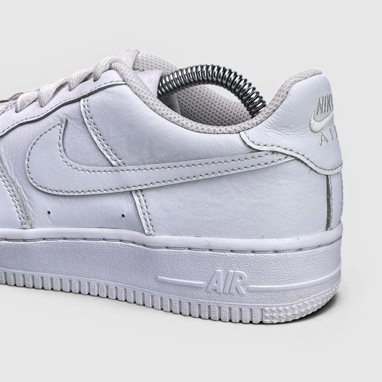 Nike Air Force 1 Low Triple White — buty sportowe damskie w bardzo dobrym stanie rozmiar 38, detal