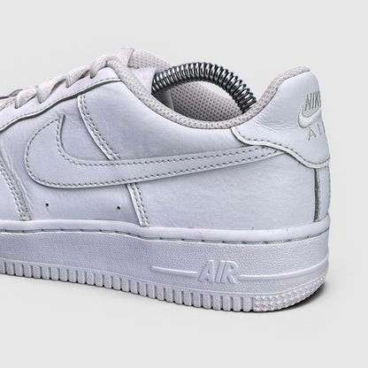 Nike Air Force 1 Low Triple White — buty sportowe damskie w bardzo dobrym stanie rozmiar 38, detal