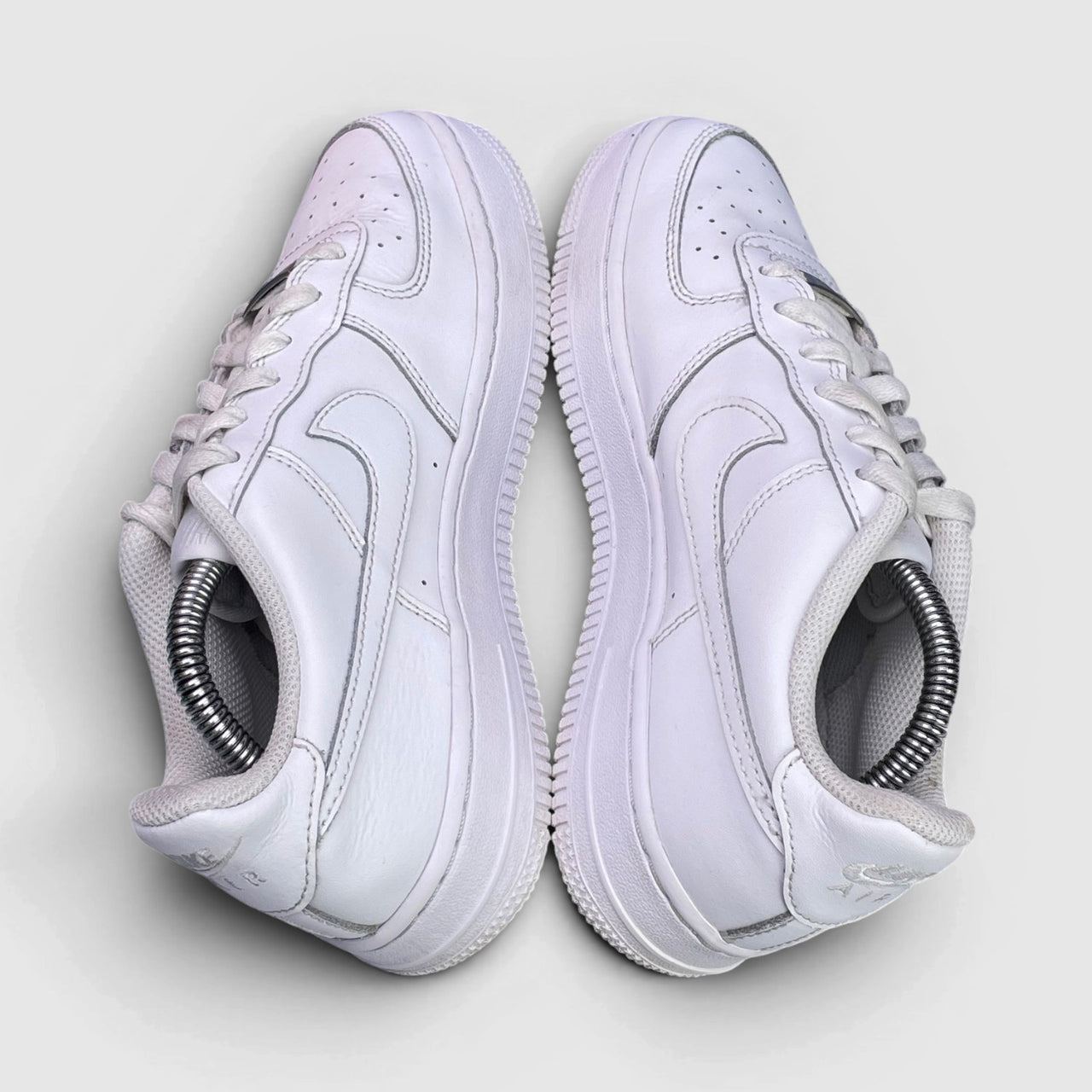 Nike Air Force 1 Low Triple White — buty sportowe damskie w bardzo dobrym stanie rozmiar 38, widok z góry