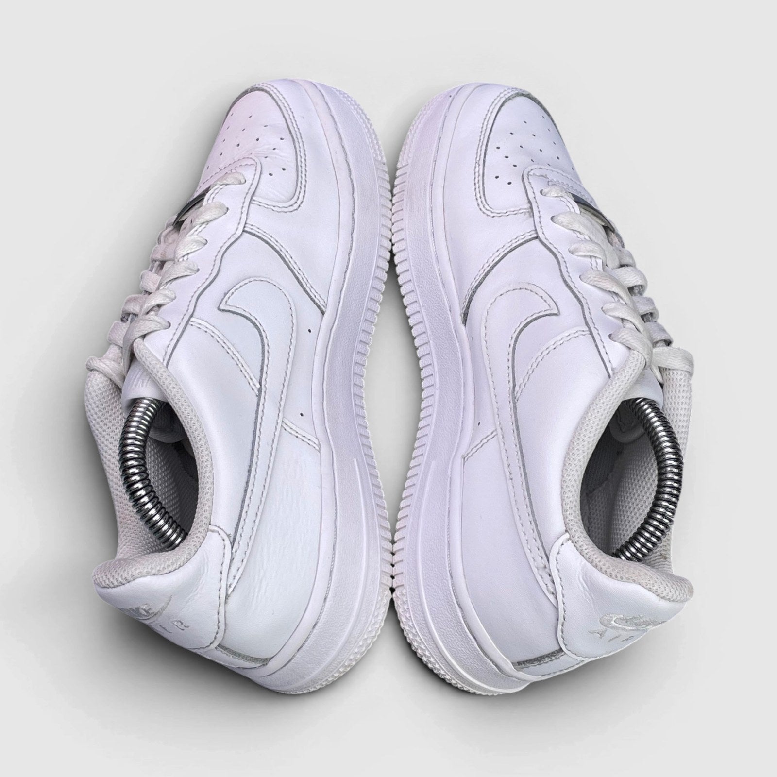 Nike Air Force 1 Low Triple White — buty sportowe damskie w bardzo dobrym stanie rozmiar 38, widok z góry