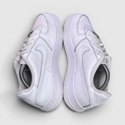 Nike Air Force 1 Low Triple White — buty sportowe damskie w bardzo dobrym stanie rozmiar 38, widok z góry