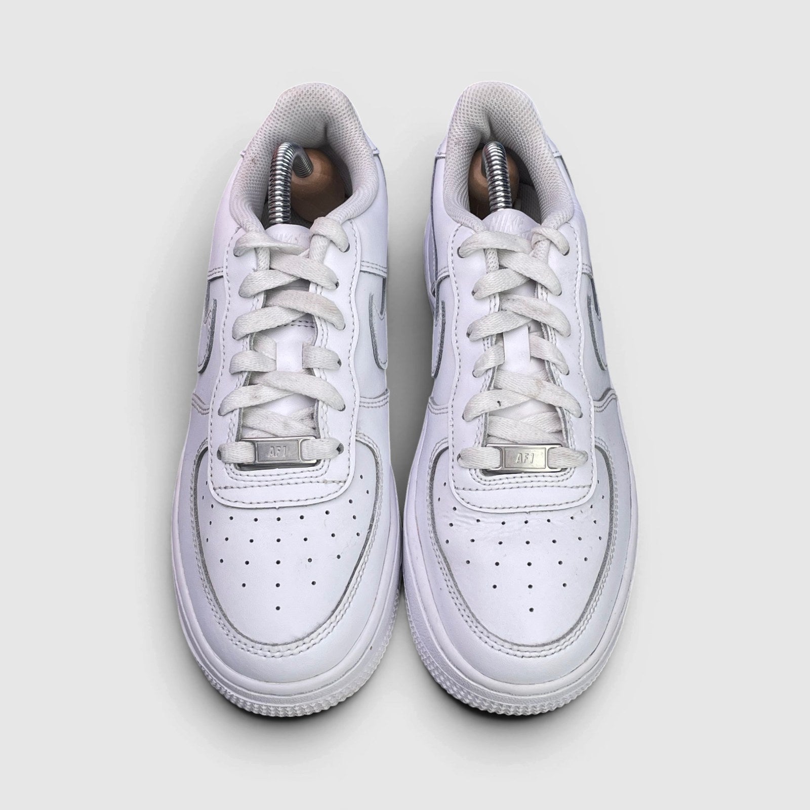 Nike Air Force 1 Low Triple White — buty sportowe damskie w bardzo dobrym stanie rozmiar 38, widok z przodu