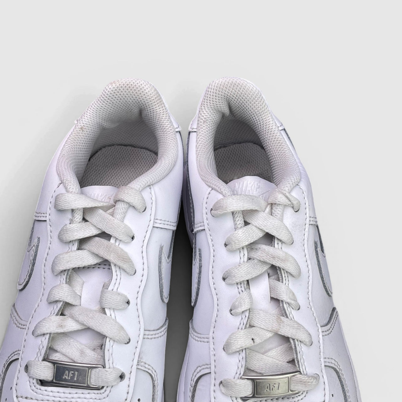 Nike Air Force 1 Low Triple White — buty sportowe damskie w bardzo dobrym stanie rozmiar 38, widok z góry