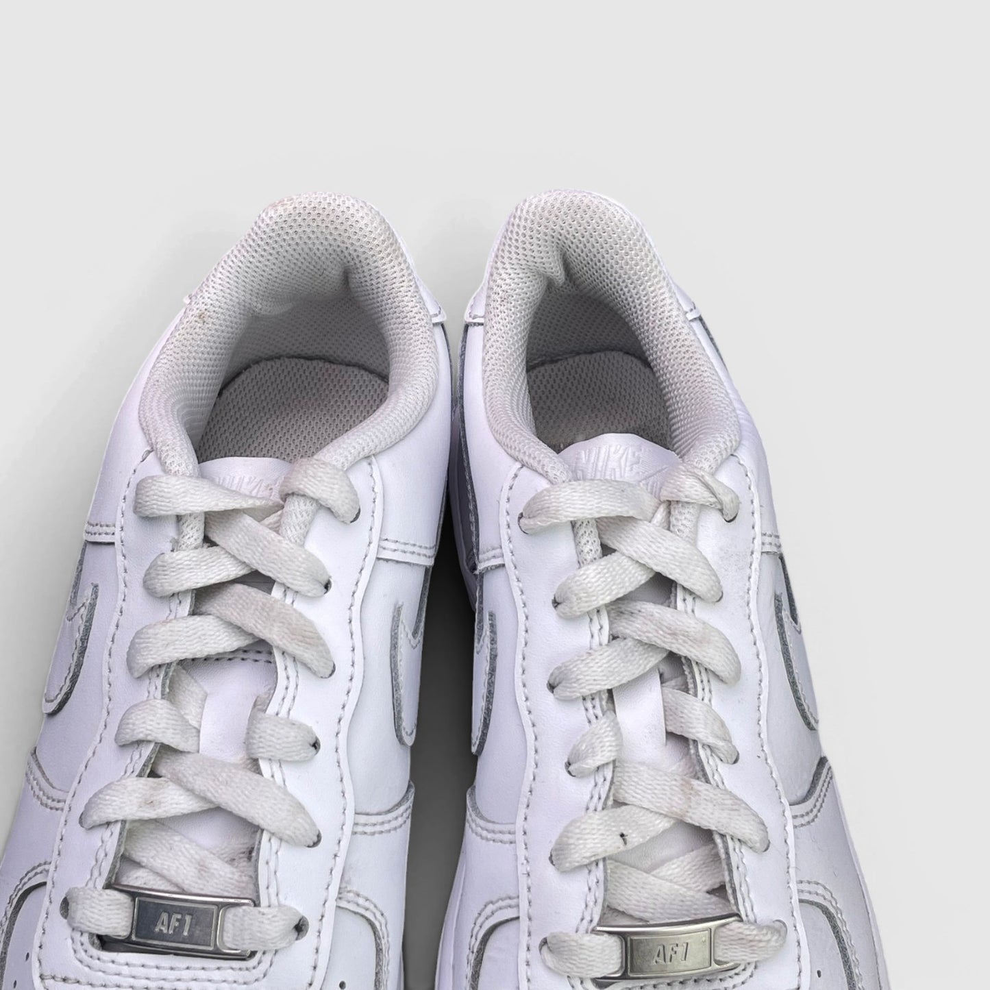 Nike Air Force 1 Low Triple White — buty sportowe damskie w bardzo dobrym stanie rozmiar 38, widok z góry