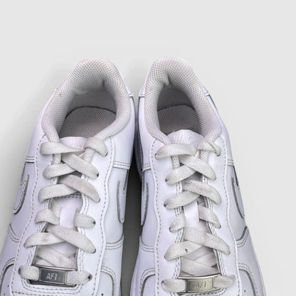 Nike Air Force 1 Low Triple White — buty sportowe damskie w bardzo dobrym stanie rozmiar 38, widok z góry