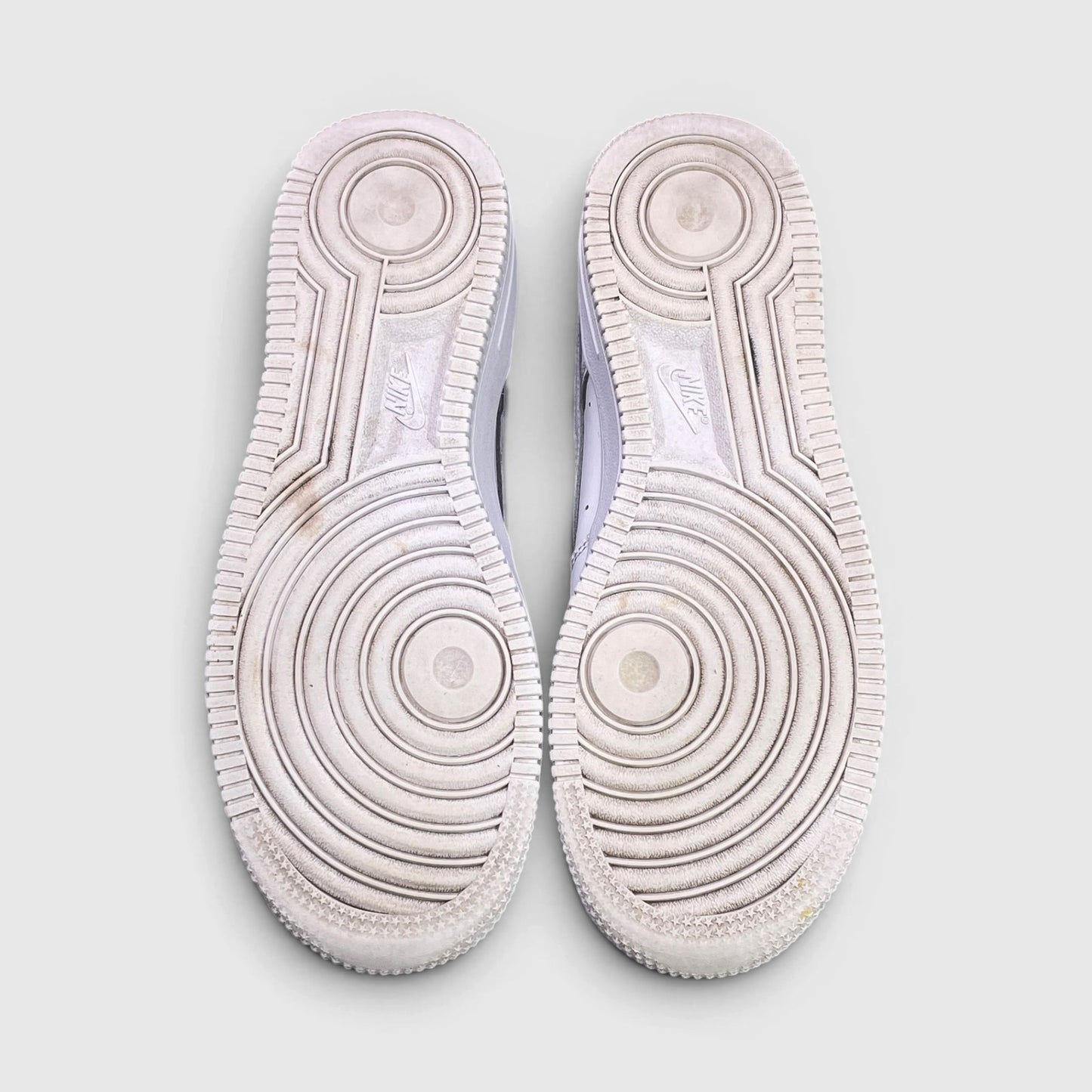 Nike Air Force 1 Low Triple White — buty sportowe damskie w bardzo dobrym stanie rozmiar 38, podeszwa