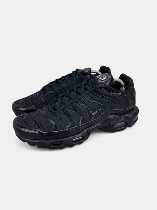 Nike Air Max Plus Triple Black - buty sportowe, widok z boku