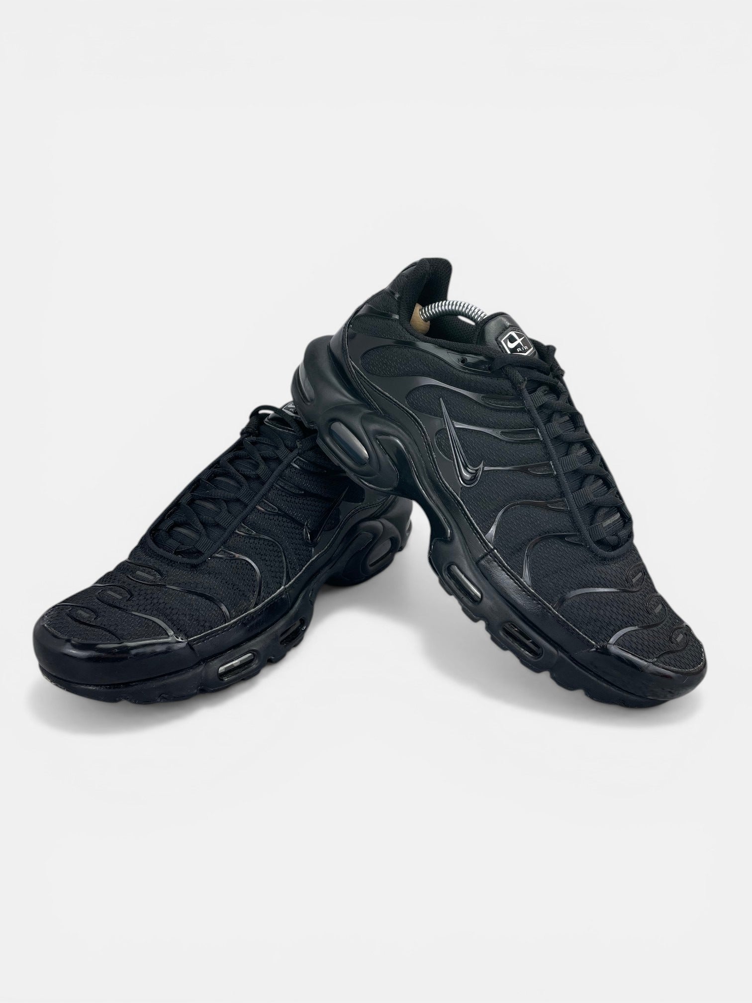 Nike Air Max Plus Triple Black - buty sportowe, boczny profil