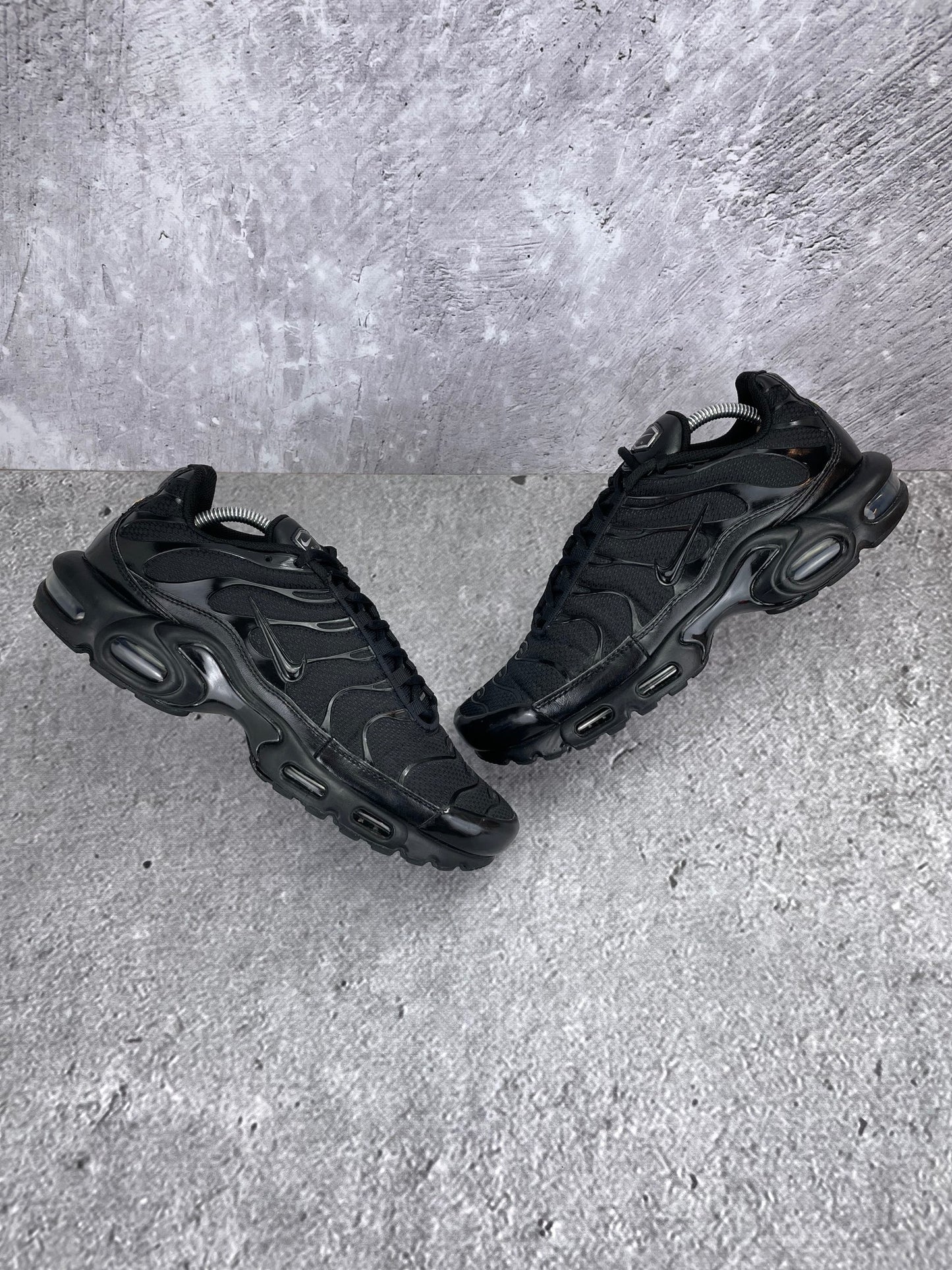 Nike Air Max Plus Triple Black - buty sportowe, widok z góry na zewnętrzną stronę butów