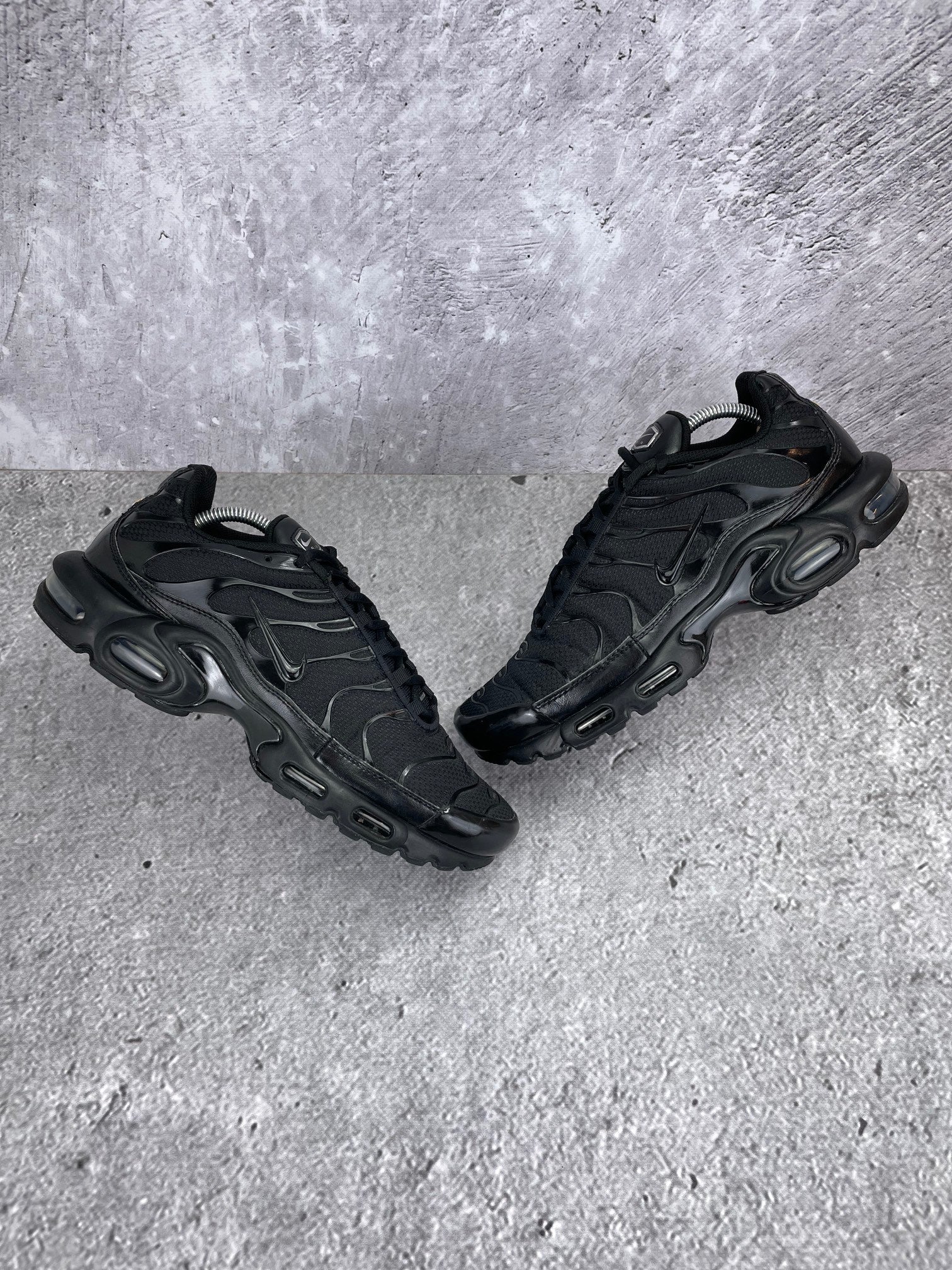 Nike Air Max Plus Triple Black - buty sportowe, widok z góry na zewnętrzną stronę butów