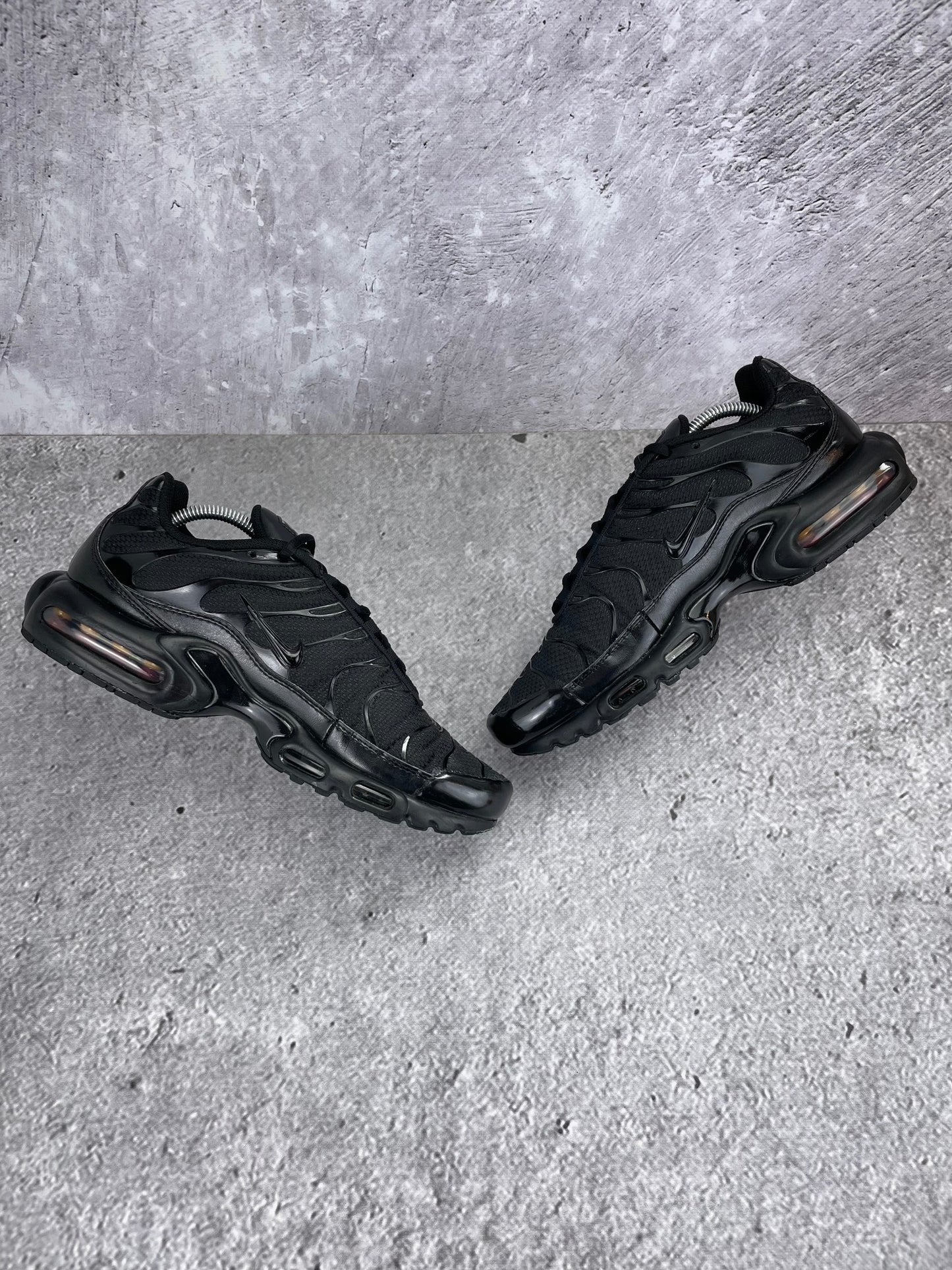 Nike Air Max Plus Triple Black - buty sportowe, zewnętrzny panel prawego buta