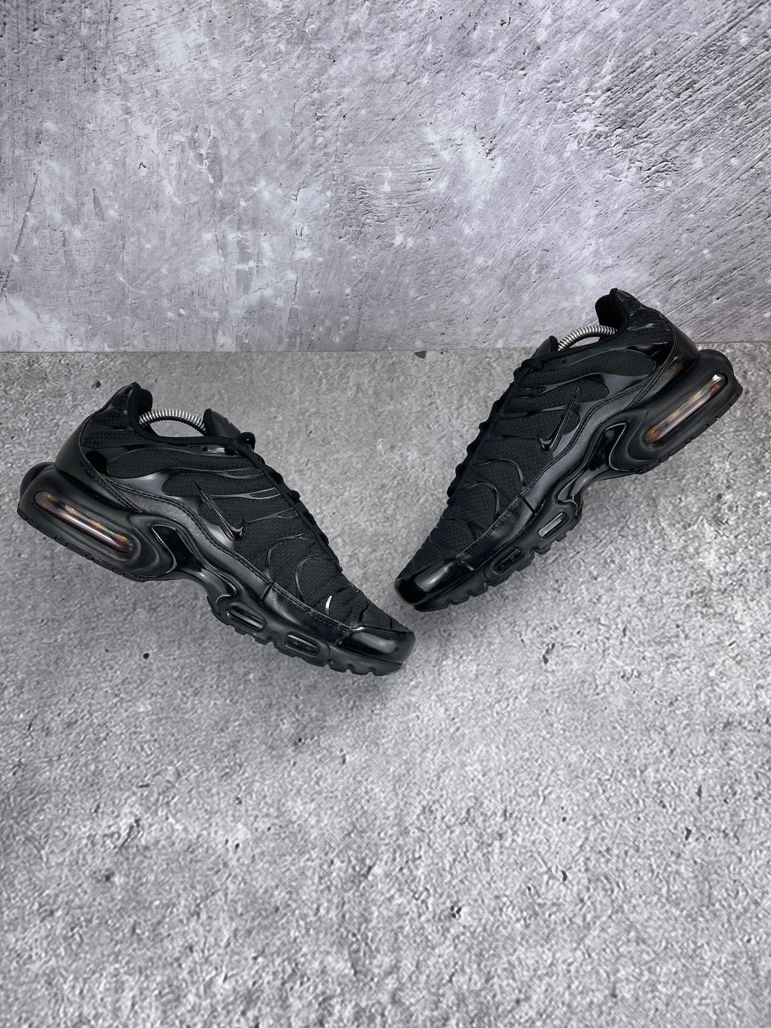 Nike Air Max Plus Triple Black - buty sportowe, zewnętrzny panel prawego buta