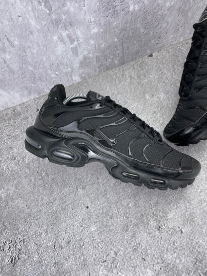 Nike Air Max Plus Triple Black - buty sportowe, zewnętrzny panel lewego buta