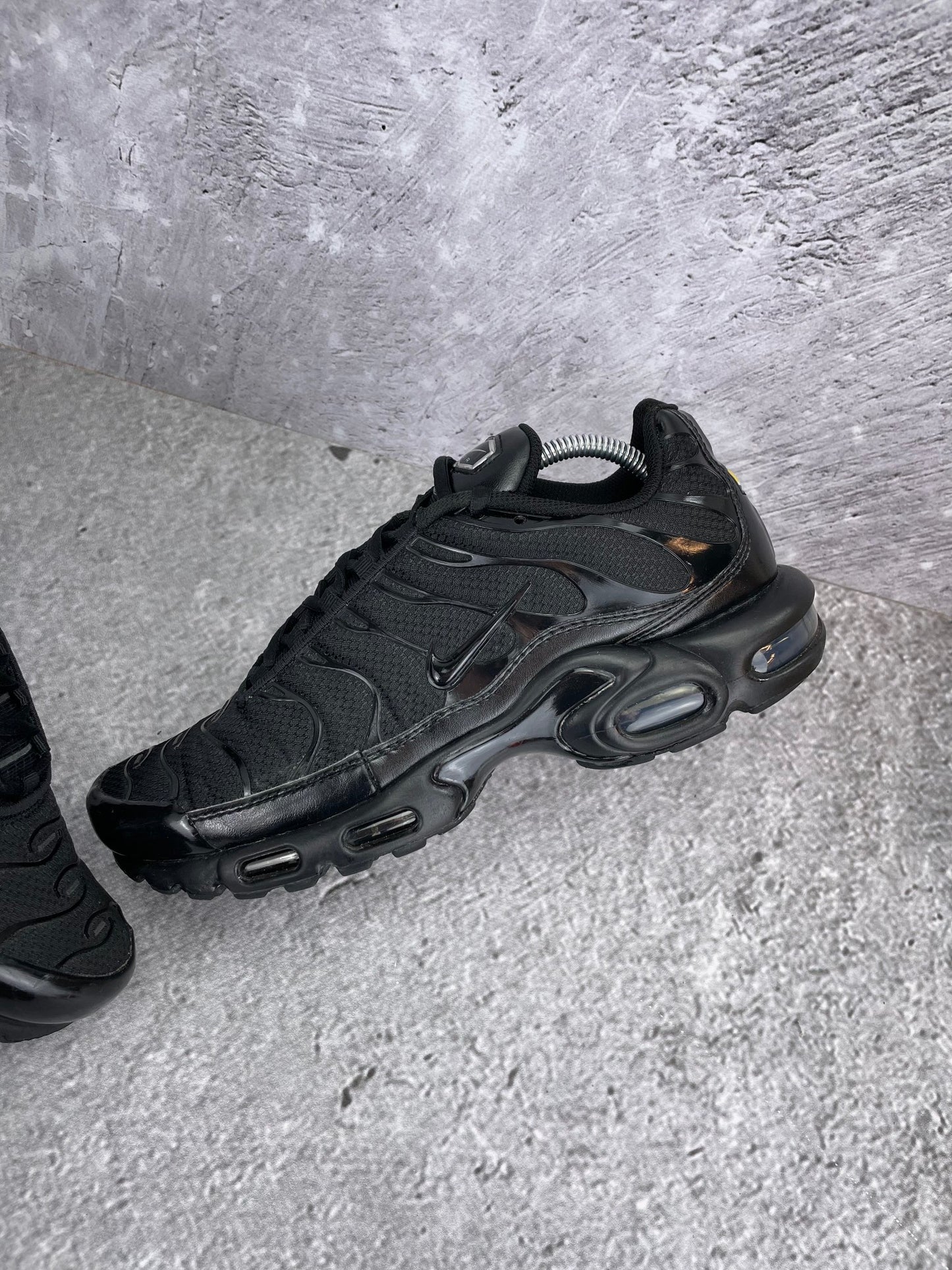 Nike Air Max Plus Triple Black - buty sportowe, widok z góry na wewnętrzną stronę butów