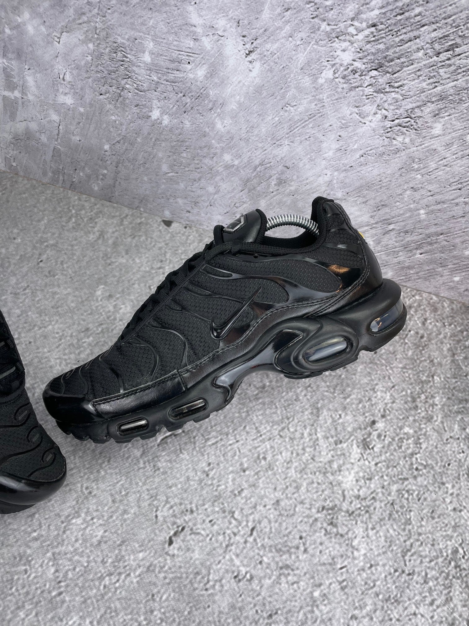 Nike Air Max Plus Triple Black - buty sportowe, widok z góry na wewnętrzną stronę butów