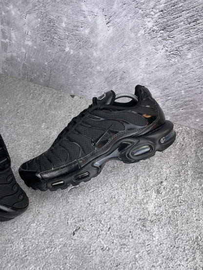 Nike Air Max Plus Triple Black - buty sportowe, widok z góry na wewnętrzną stronę butów