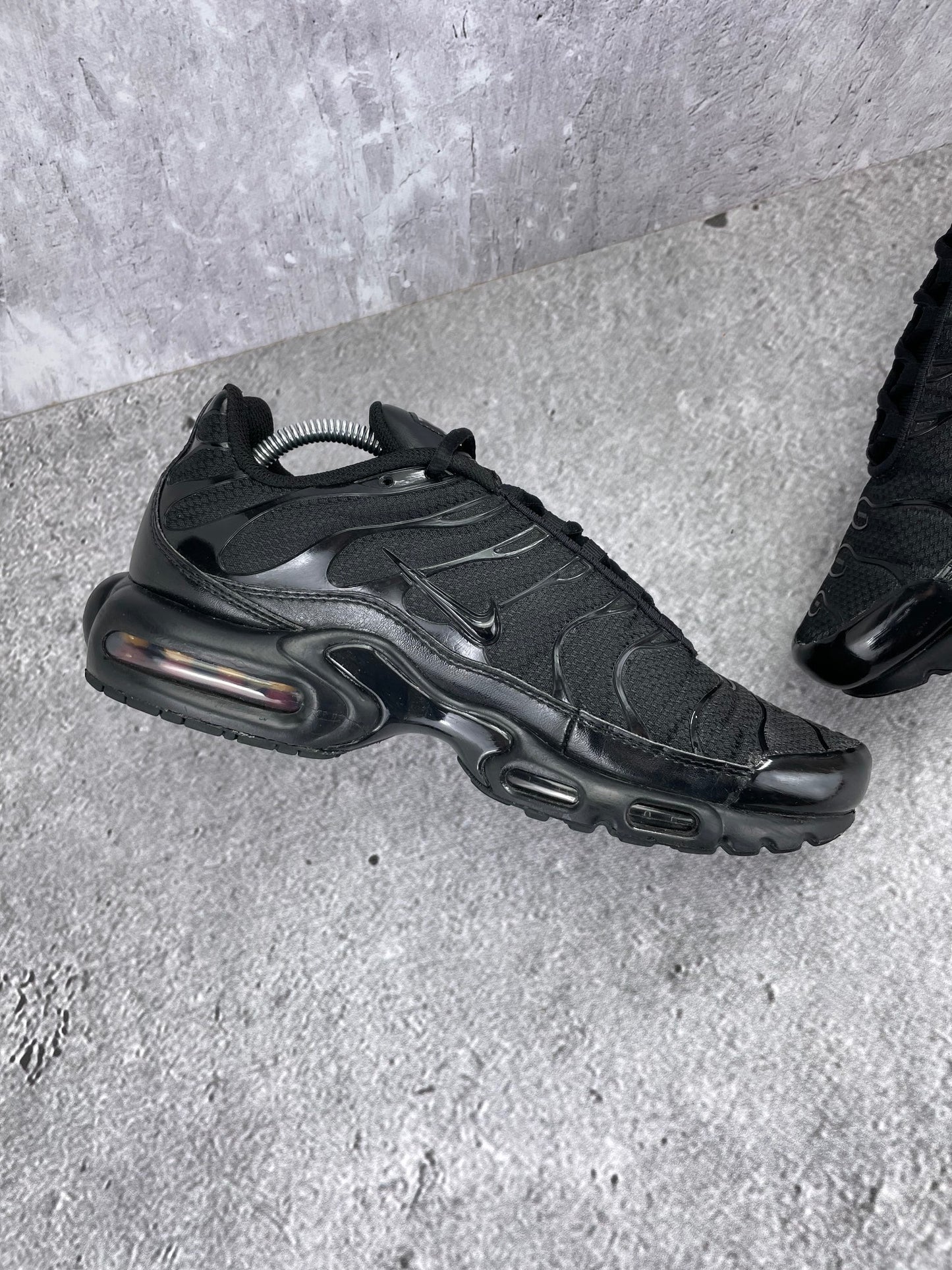 Nike Air Max Plus Triple Black - buty sportowe, wewnętrzny panel lewego buta