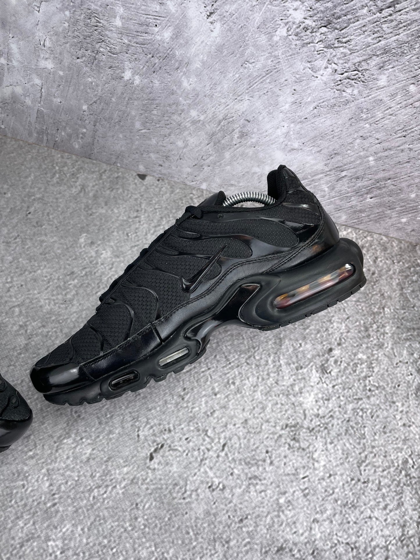 Nike Air Max Plus Triple Black - buty sportowe, wewnętrzny panel prawego buta