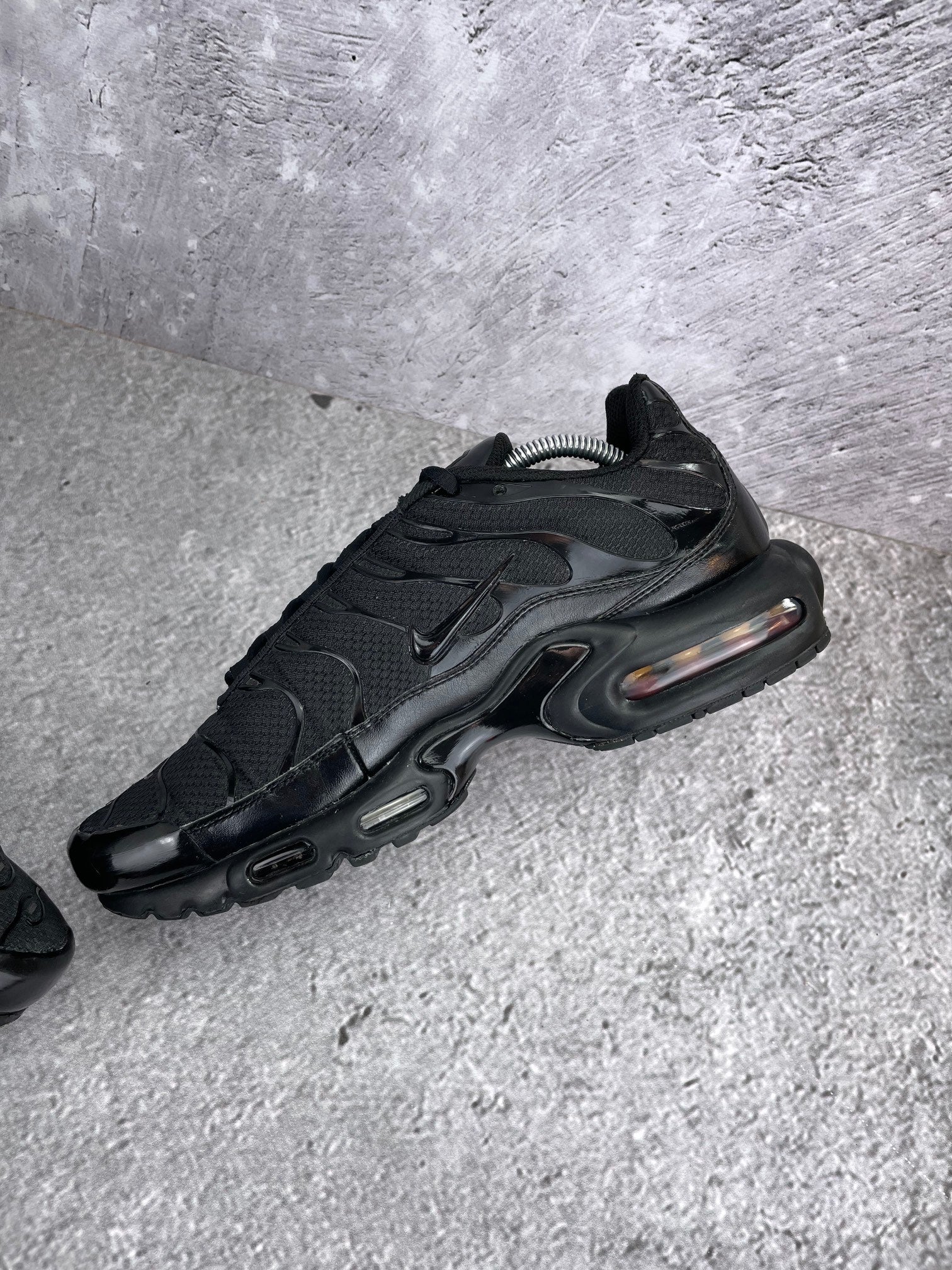 Nike Air Max Plus Triple Black - buty sportowe, wewnętrzny panel prawego buta