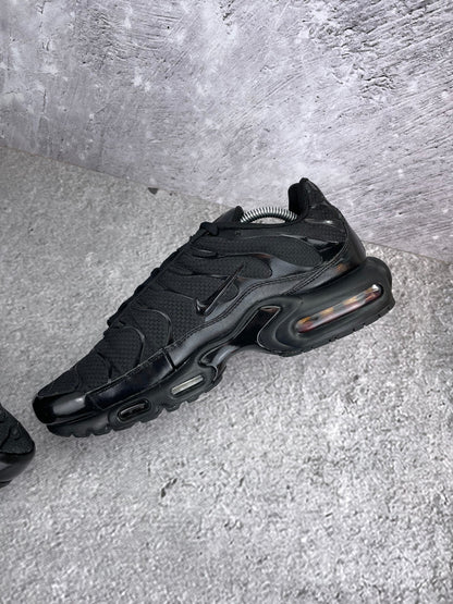 Nike Air Max Plus Triple Black - buty sportowe, wewnętrzny panel prawego buta