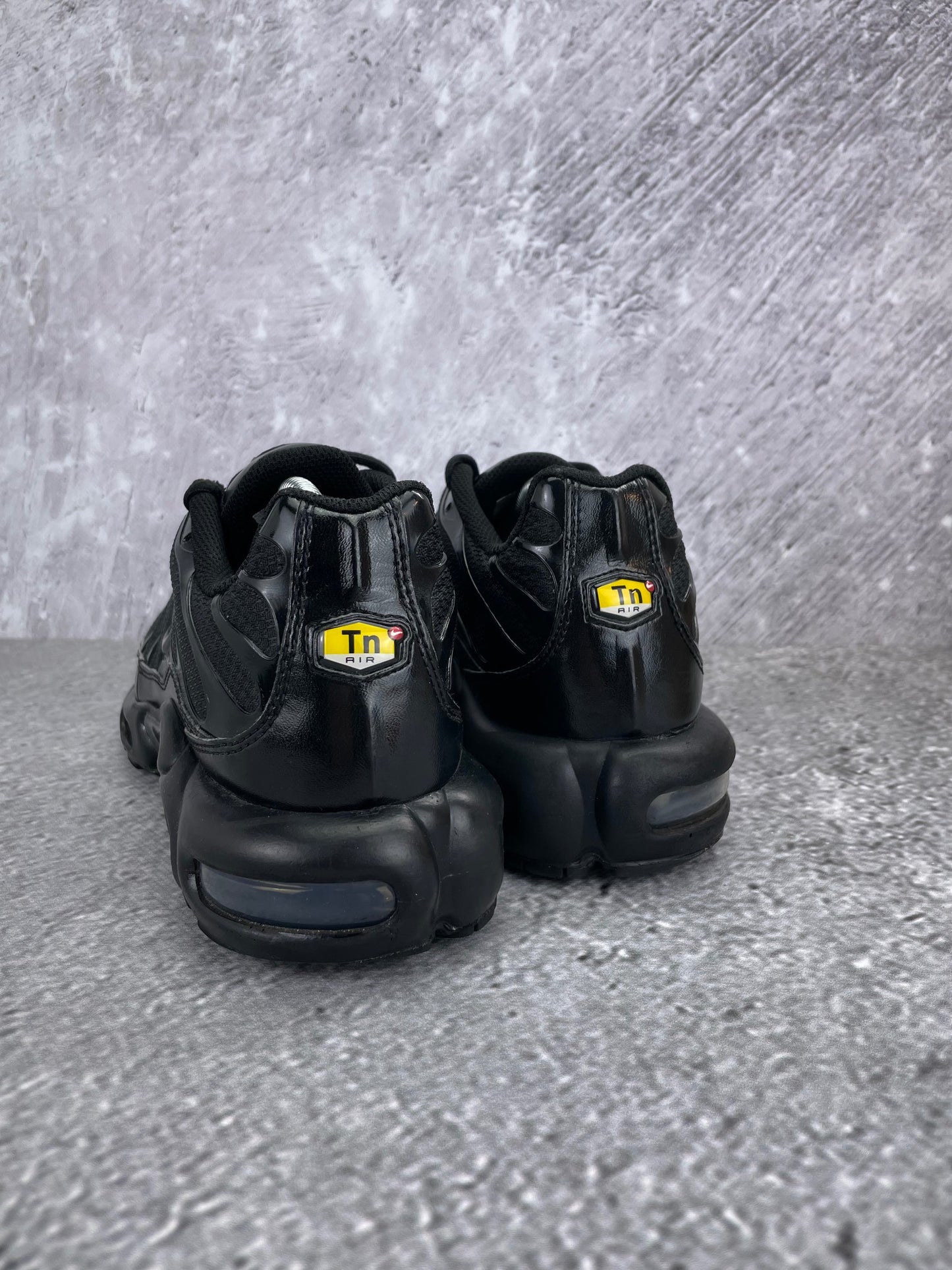 Nike Air Max Plus Triple Black - buty sportowe, widok z tyłu