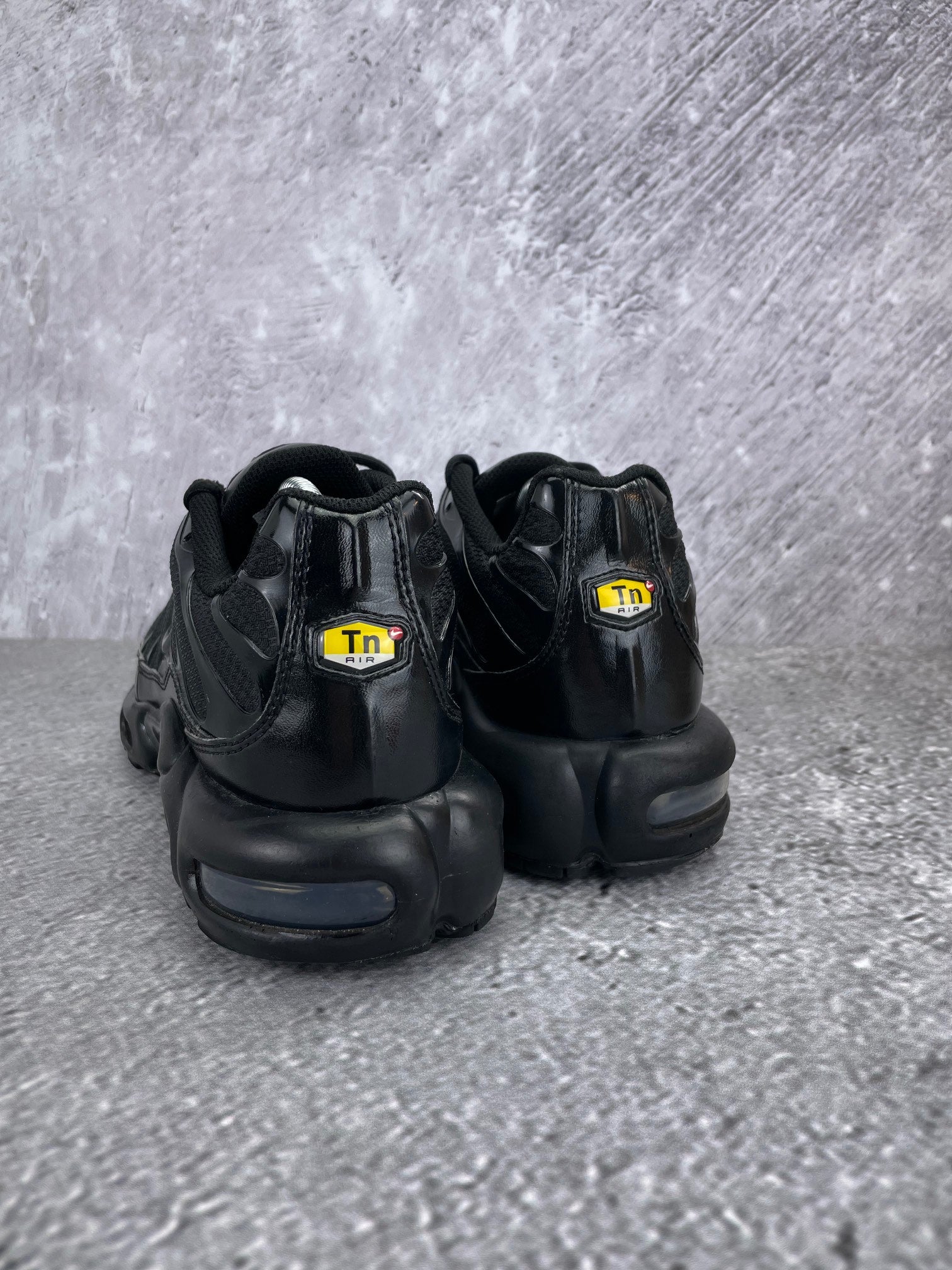 Nike Air Max Plus Triple Black - buty sportowe, widok z tyłu