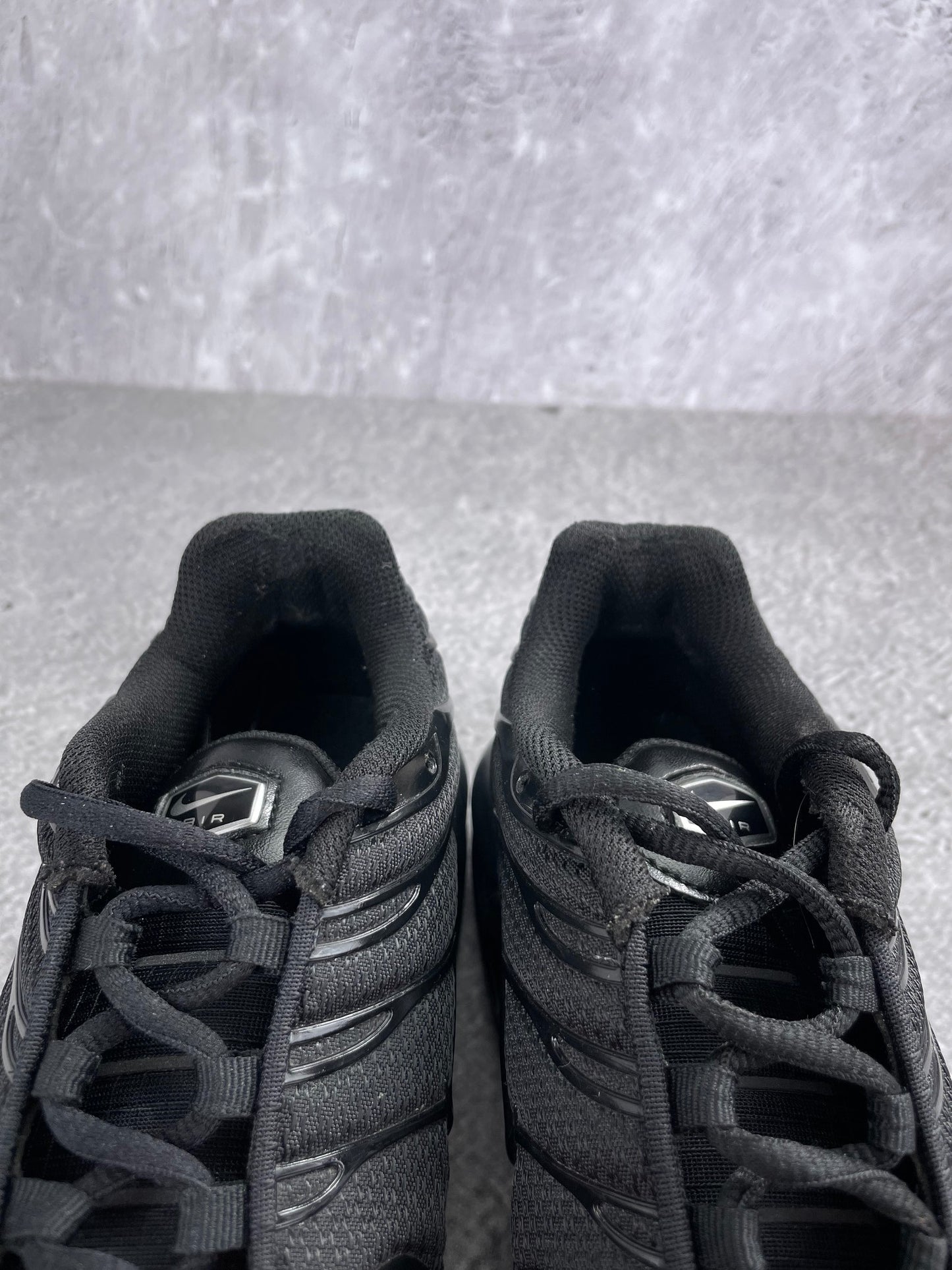 Nike Air Max Plus Triple Black - buty sportowe, zapiętki butów