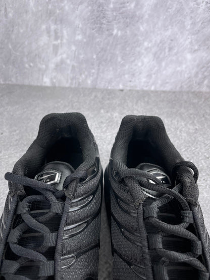 Nike Air Max Plus Triple Black - buty sportowe, zapiętki butów