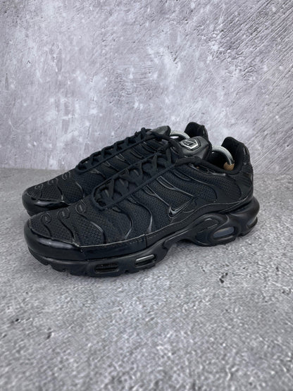 Nike Air Max Plus Triple Black - buty sportowe, widok z boku na tle studyjnym