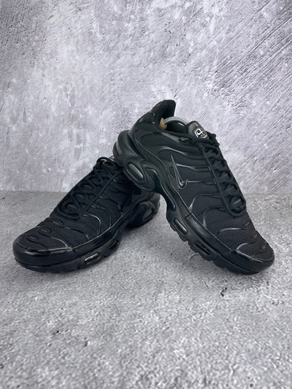 Nike Air Max Plus Triple Black - buty sportowe, para butów, widok z boku na tle studyjnym