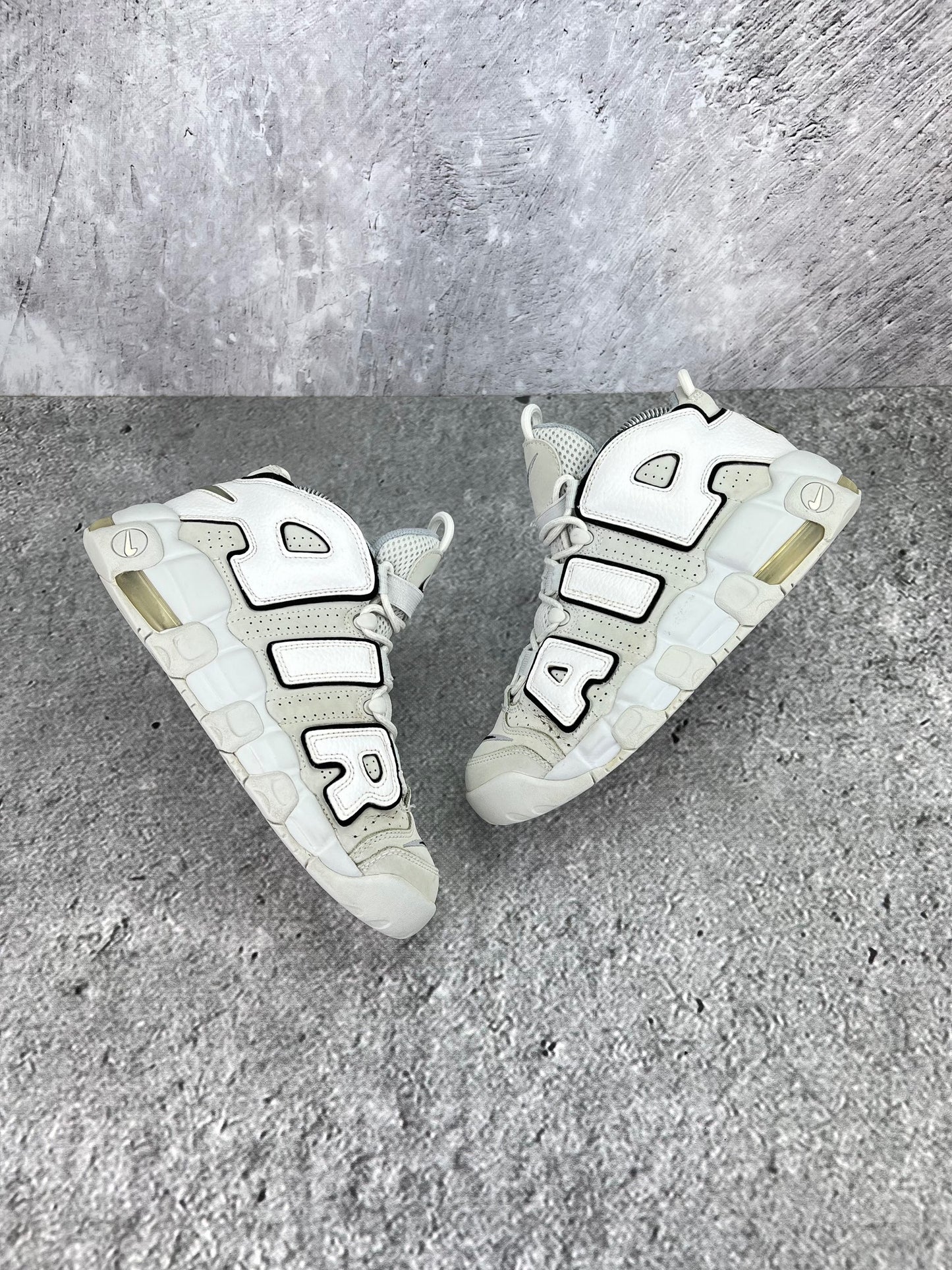 Nike Air More Uptempo Mid Photon Dust - buty sportowe, widok z góry na zewnętrzną stronę butów